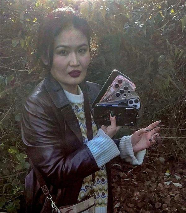 女子手机伦敦被抢 靠定位从地下挖出来5部手机